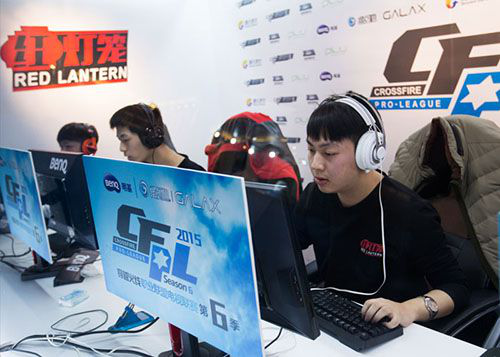 湖边散步甚 湖边散步甚